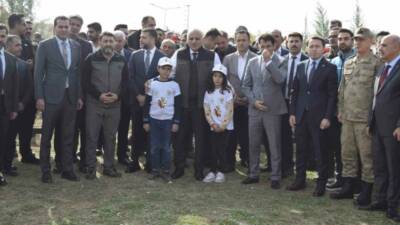 Diyarbakır'ın Dicle ilçesindeki Selahattin Eyyubi Gençlik Kampı'nda 11 Kasım Milli