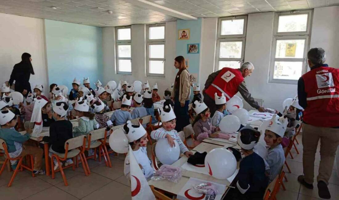 Türk Kızılayı Diyarbakır'ın Dicle ilçesindeki anaokulunu ziyaret ederek minik öğrencilerle