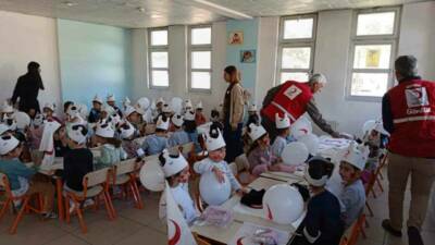 Türk Kızılayı Diyarbakır'ın Dicle ilçesindeki anaokulunu ziyaret ederek minik öğrencilerle