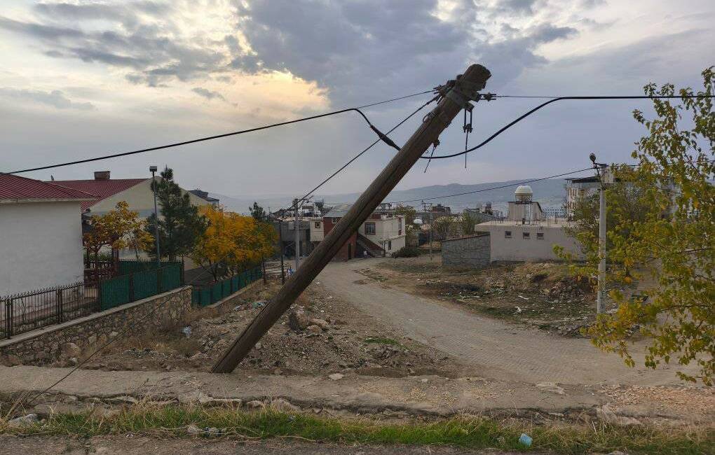 Dicle’de vatandaşlardan eğri direğin değiştirilmesi talebi Dicle ilçesinde bulunan eğilmiş ağaç direğin vatandaşlar tarafından değiştirilmesi talep