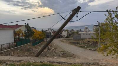 Dicle ilçesinde bulunan eğilmiş ağaç direğin vatandaşlar tarafından değiştirilmesi talep