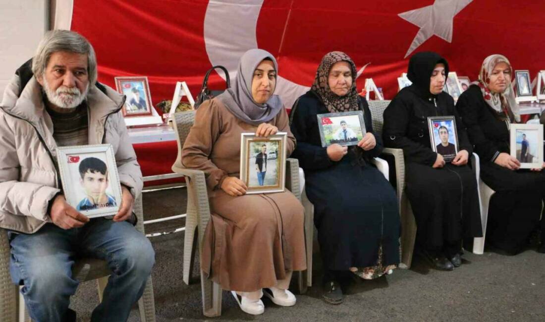 Diyarbakır’daki ailelerin, teröre karşı oturma eylemi sürerken CHP’ye tepki gösterdikleri