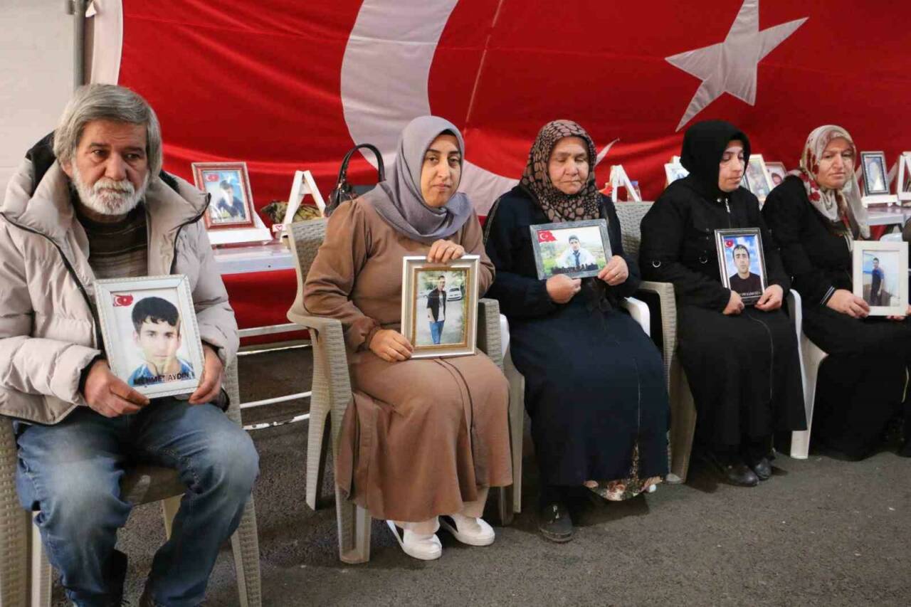 Diyarbakır’daki ailelerin, teröre karşı oturma eylemi sürerken CHP’ye tepki gösterdikleri