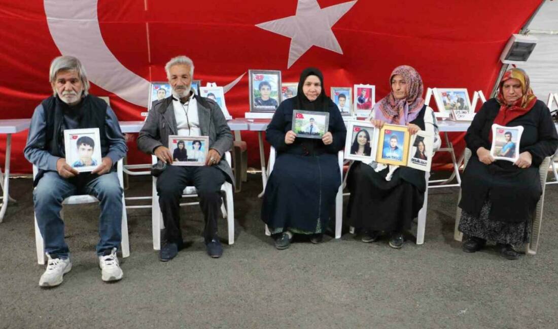 Diyarbakır’da eski HDP il binası önünde eylem yapan aileler, 7