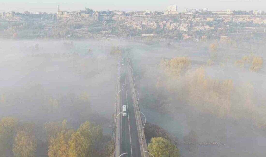 Diyarbakır'da sabahın erken saatlerinde etkili olan sis bulutu, kentin tarihi