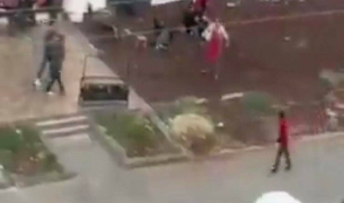 Diyarbakır’da 2 kişinin öldüğü silahlı kavga cep telefonu kamerasına yansıdı Diyarbakır'ın Kayapınar ilçesinde bir kasap dükkanında meydana gelen silahlı kavgada
