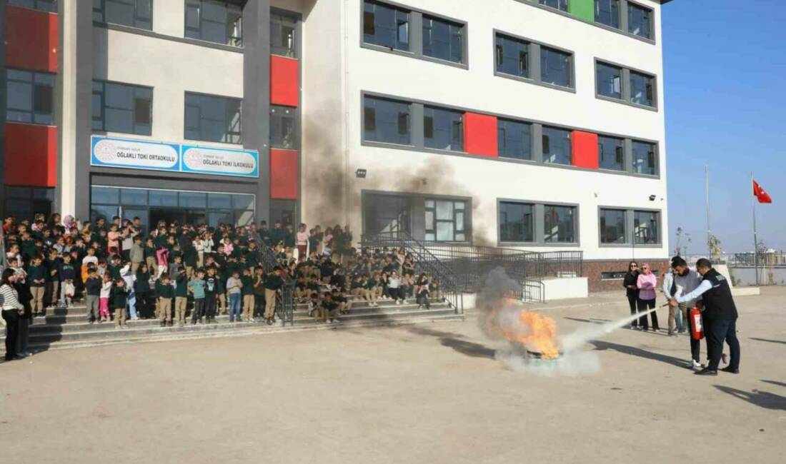 Diyarbakır’da afet farkındalık eğitimleri devam ediyor Diyarbakır’da, afet farkındalık eğitimleri kapsamında öğretmen ve öğrencilere yönelik düzenlediği