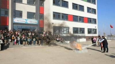 Diyarbakır’da, afet farkındalık eğitimleri kapsamında öğretmen ve öğrencilere yönelik düzenlediği