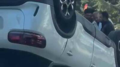 Diyarbakır'ın Kayapınar ilçesinde meydana gelen kazada, bir kişi otomobilin takla