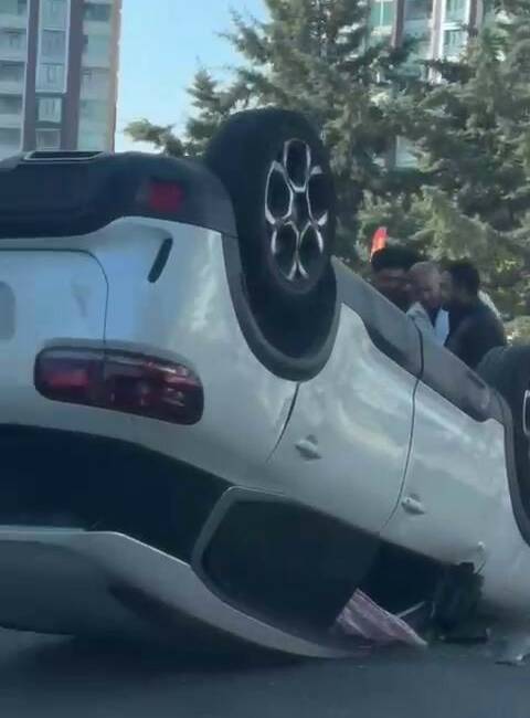 Diyarbakır’da araç takla attı: 1 yaralı Diyarbakır'ın Kayapınar ilçesinde meydana gelen kazada, bir kişi otomobilin takla