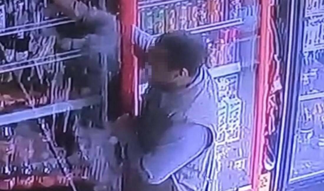 Diyarbakır’da bir şahsın içecek çalma anı güvenlik kamerasına yansıdı Diyarbakır'ın Kayapınar ilçesinde bir markette gerçekleşen hırsızlık anı güvenlik kamerasına
