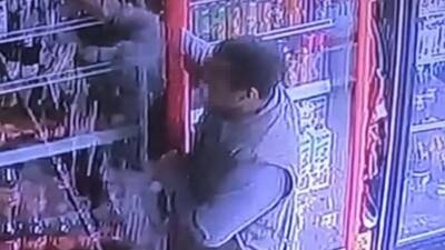 Diyarbakır'ın Kayapınar ilçesinde bir markette gerçekleşen hırsızlık anı güvenlik kamerasına