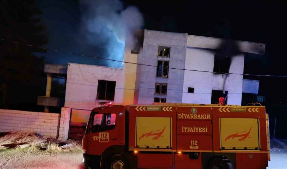 Silvan ilçesindeki Bağdere Mahallesi'nde çıkan yangında boş bir ev kullanılamaz