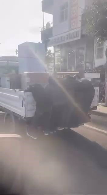 Diyarbakır’da seyir halindeki bir pikabın arkasına tutunup yolculuk eden çocuklar