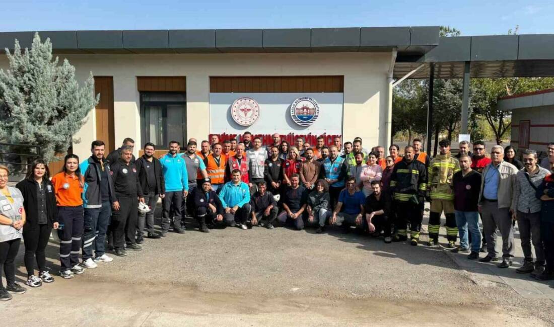 Diyarbakır’da ekiplerin deprem tatbikatı gerçeği aratmadı Diyarbakır'da gerçekleştirilen deprem tatbikatı, senaryo gereği yapılan uygulama ile gerçek