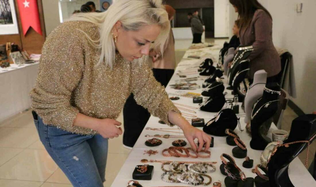 Diyarbakır’da ’El Sanatları Çalıştayı’ düzenlendi Diyarbakır'da geleneksel el sanatlarından çağdaş tasarıma geçişe yönelik bir program