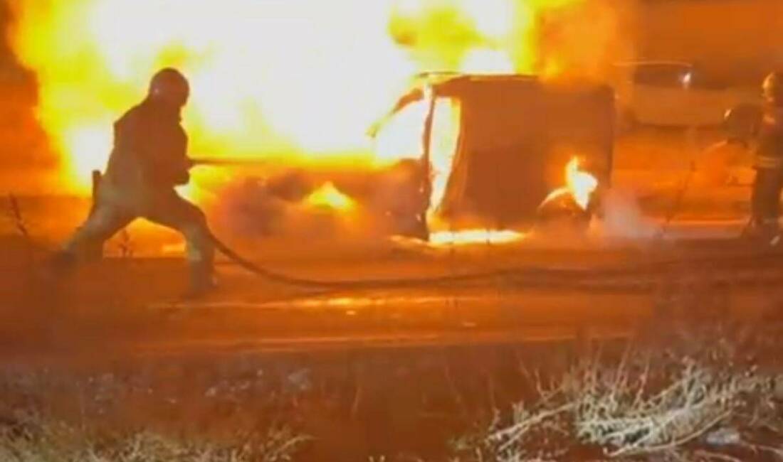 Diyarbakır’da Silvan Bulvarı’nda seyir halindeki hafif ticari araç aniden alev