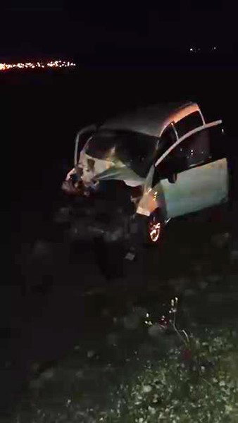 Diyarbakır'ın Hani ilçesinde meydana gelen trafik kazasında hafif ticari araç