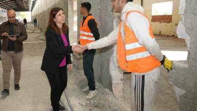 Diyarbakır Büyükşehir Belediye Başkanı Serra Bucak, Bağcılar Mahallesi'nde bulunan halk