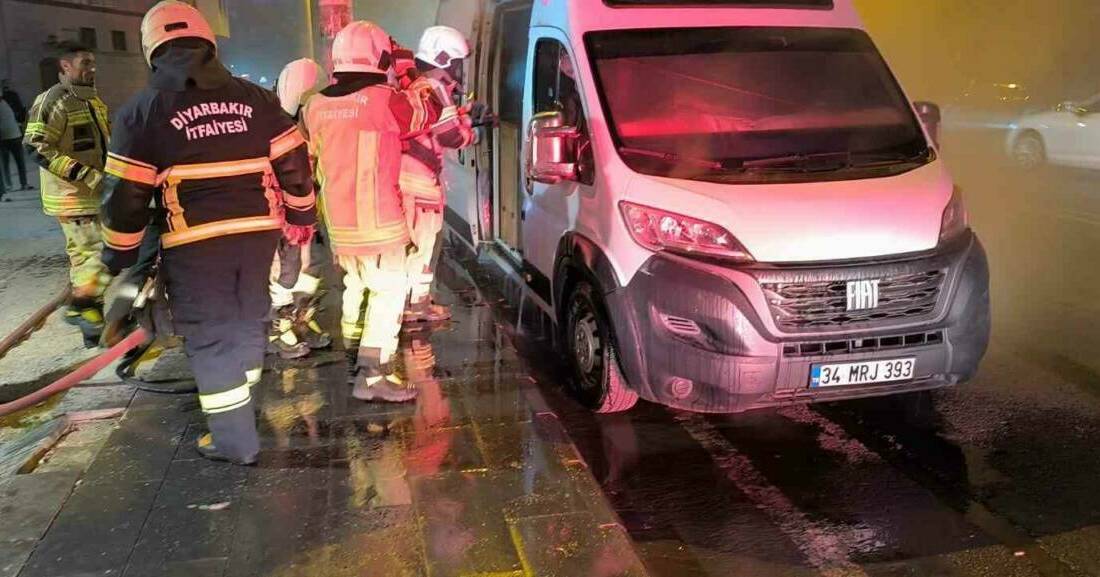 Diyarbakır’da itfaiye ekiplerinin karavan yangınına müdahalesi kask kamerasında Diyarbakır'ın Yenişehir ilçesinde, Şehitlik Mahallesi'nde park halindeki bir karavanda çıkan