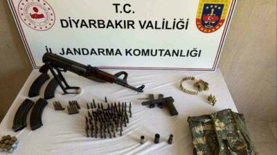 Diyarbakır'da jandarma ekiplerinin düzenlediği operasyonlarda çok sayıda silah ve mühimmat
