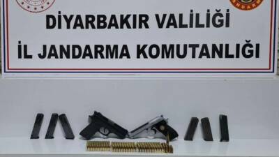 Diyarbakır’da Jandarma Suç Araştırma Timinin(JASAT) yaptığı çalışmalar sonucunda tabancalar ve