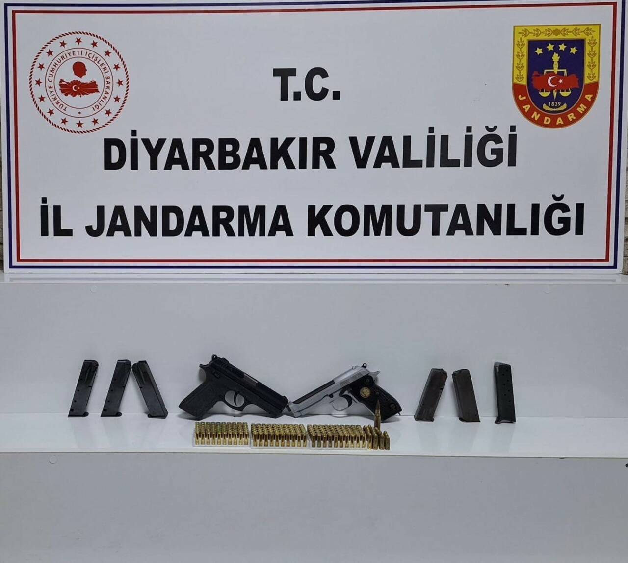 Diyarbakır’da Jandarma Suç Araştırma Timinin(JASAT) yaptığı çalışmalar sonucunda tabancalar ve