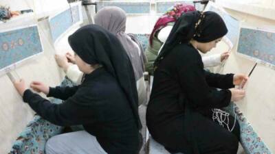 Diyarbakır'ın Bağlar ilçesindeki Muradiye Mahallesi'nde kadınlar, Avrupa ülkelerine sattıkları el