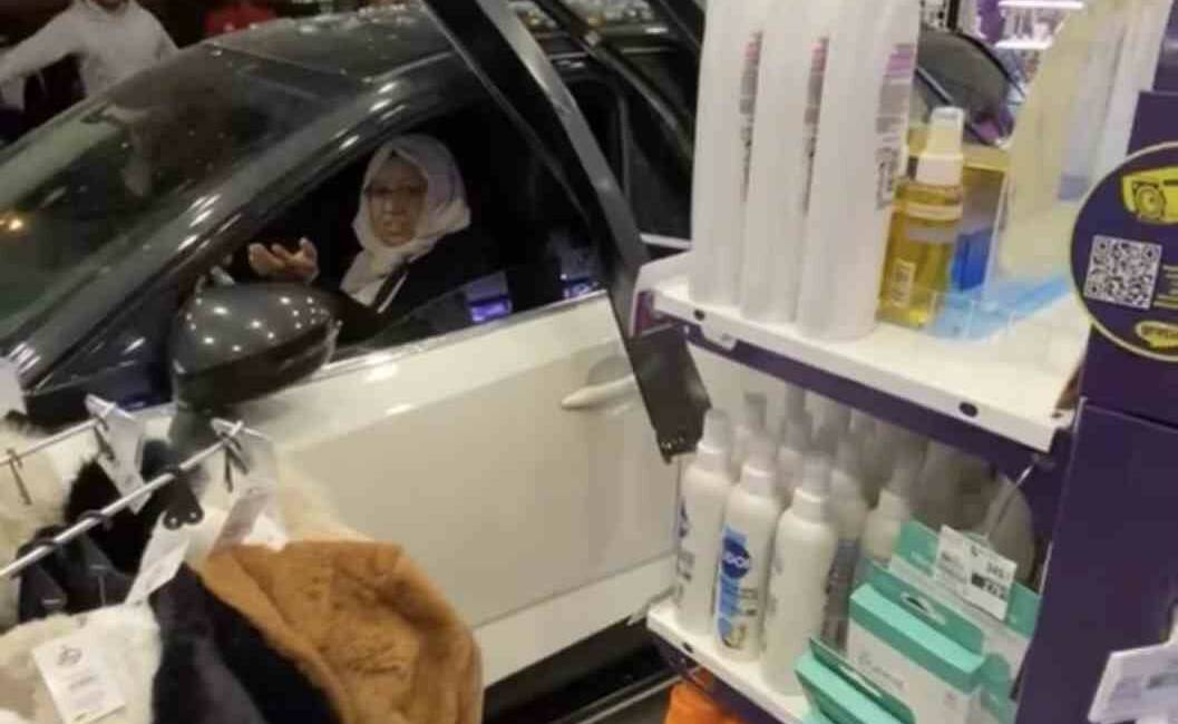 Diyarbakır’da kontrolden çıkan otomobil kozmetik mağazasına daldı Diyarbakır Kayapınar ilçesindeki bir kozmetik mağazasına sürücüsünün direksiyon hakimiyetini kaybettiği