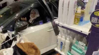 Diyarbakır Kayapınar ilçesindeki bir kozmetik mağazasına sürücüsünün direksiyon hakimiyetini kaybettiği