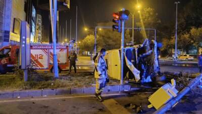 Bağlar ilçesinde meydana gelen trafik kazasında minibüs kavşakta devrildi ve