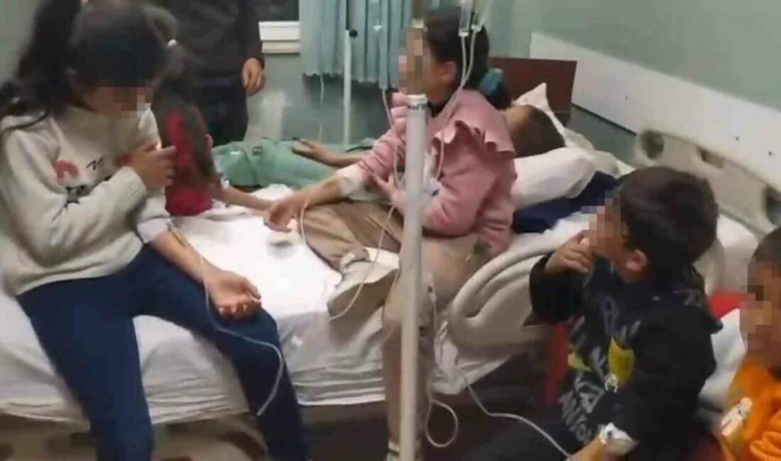 Diyarbakır’da okulda yedikleri yemek sonrası rahatsızlanan öğrenciler hastanelik oldu Diyarbakır'ın Hani ilçesinde Topçular İlkokul ve Ortaokulu'nda öğrenciler yedikleri yemekten