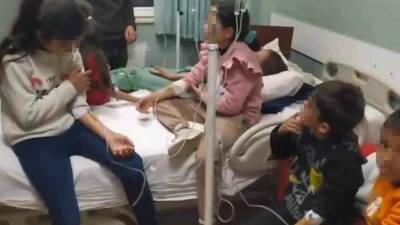 Diyarbakır'ın Hani ilçesinde Topçular İlkokul ve Ortaokulu'nda öğrenciler yedikleri yemekten