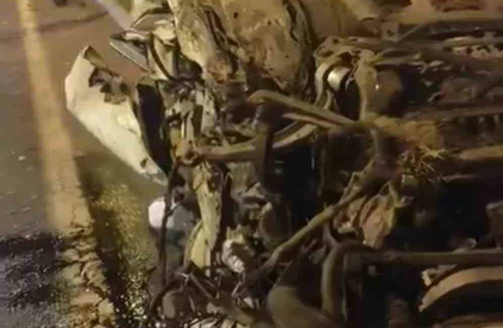 Diyarbakır'ın Bağlar ilçesinde meydana gelen kazada, bir otomobil takla attı