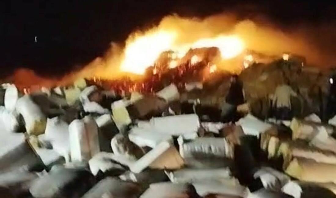 Diyarbakır’da preslenmiş 102 ton saman yandı Diyarbakır'ın Hazro ilçesinde yer alan Sarıçanak köyünde preslenmiş 102 ton