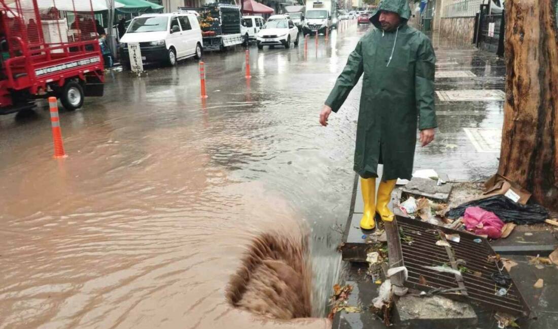 Diyarbakır’da sağanak yağış yolları göle çevirdi Silvan ilçesindeki yağmur, yolları su birikintileri ile doldurdu. Yağışın etkisiyle