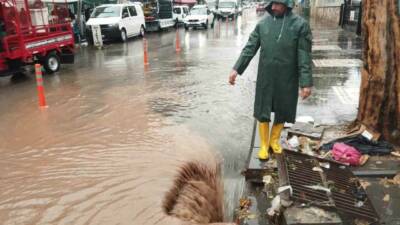 Silvan ilçesindeki yağmur, yolları su birikintileri ile doldurdu. Yağışın etkisiyle