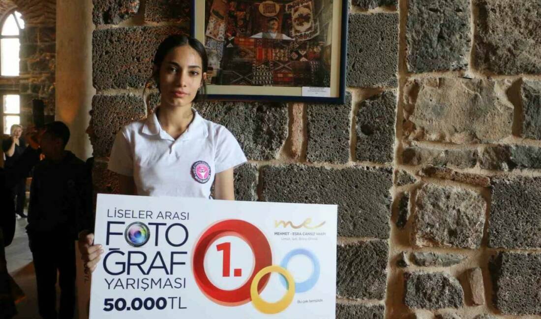 Diyarbakır’da sanatla buluşan genç yetenekler ödüllerini aldı Diyarbakır'da düzenlenen resim ve fotoğraf yarışmalarında öğrencilerin aile ve Diyarbakır