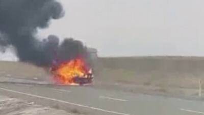 Diyarbakır'ın Lice ilçesinde seyir halindeki bir araç aniden alev aldı.