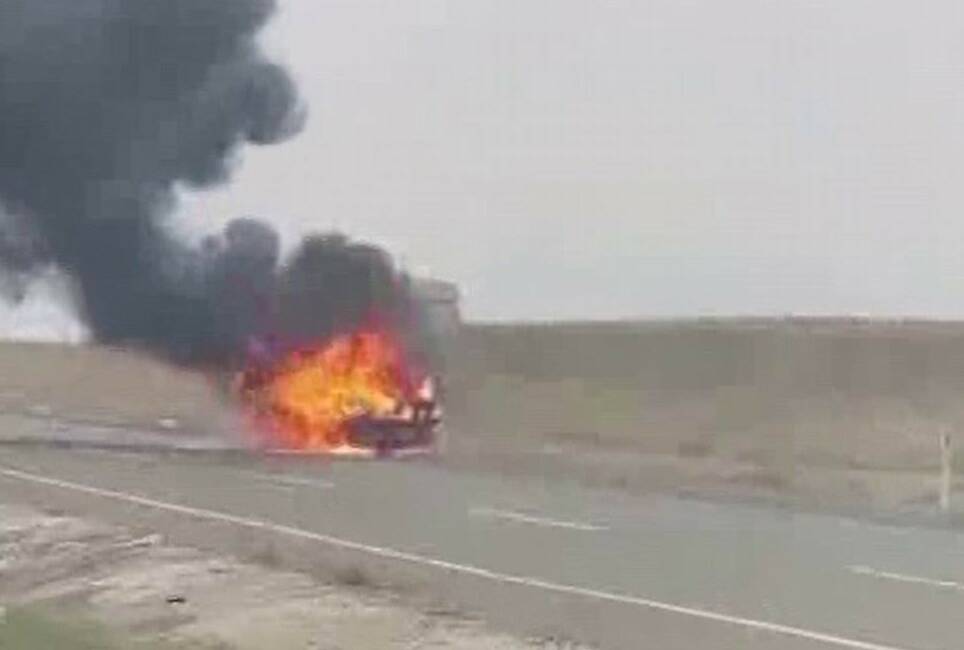 Diyarbakır'ın Lice ilçesinde seyir halindeki bir araç aniden alev aldı.