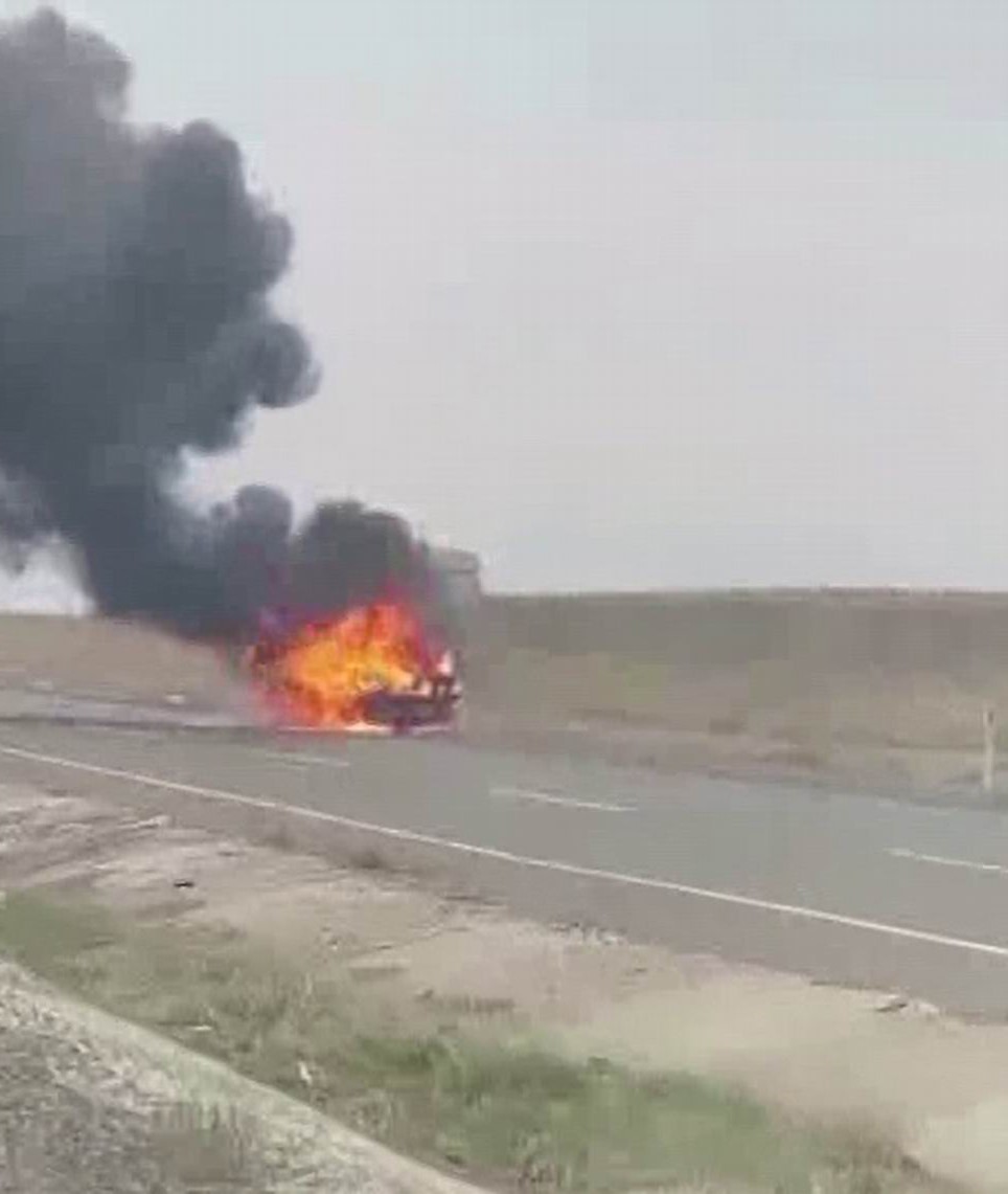 Diyarbakır'ın Lice ilçesinde seyir halindeki bir araç aniden alev aldı.
