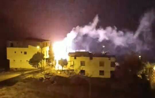 Diyarbakır’da trafo bomba gibi patladı Silvan ilçesinin Konak Mahallesi'nde olumsuz hava şartları nedeniyle direk üstü