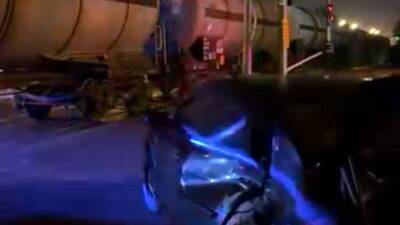 Diyarbakır'ın Kayapınar ilçesinde, rayların üzerinden geçmeye çalışan bir araca yük