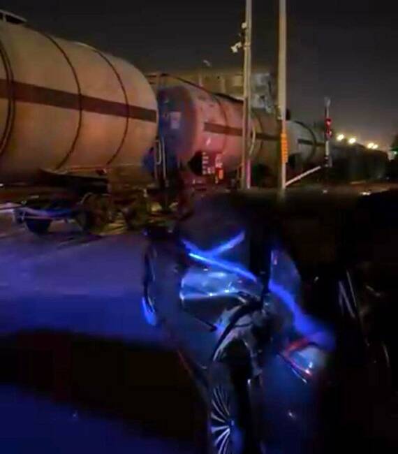 Diyarbakır'ın Kayapınar ilçesinde, rayların üzerinden geçmeye çalışan bir araca yük