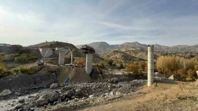 Kulp ilçesindeki viyadük inşaatının iskelesinde meydana gelen çökmede 3 kişi