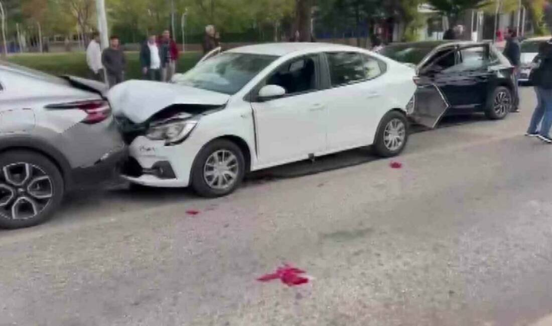 Diyarbakır’da üç aracın karıştığı zincirleme trafik kazasında 1’i bebek 4