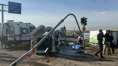 Diyarbakır'ın Bağlar ilçesinde meydana gelen trafik kazasında tırın iki araca