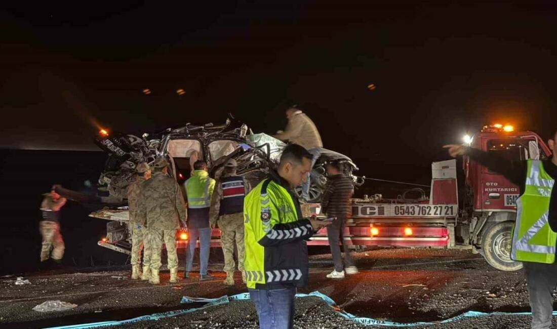 Diyarbakır'ın Çınar ilçesinde meydana gelen zincirleme trafik kazasında 4 kişi