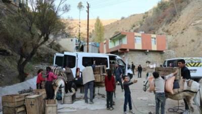 Diyarbakır'ın Çüngüş ilçesinde bulunan Atalar Mahallesi'nde ulaşım sorunu yaşanıyor. Mahalle