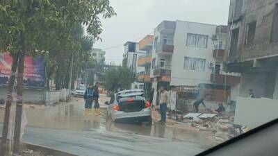 Adıyaman'da bir otomobil, yağışın neden olduğu zemin çökmesi sonucu altyapı